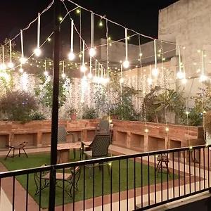 The Hideout - Near Taj Homestay